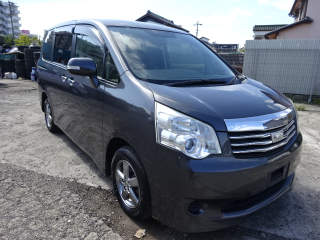 2012/6 TOYOTA NOAH ZRR70G 2000cc ZRR70-0510871